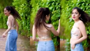 Video: बिना कुछ पहने ही उर्फी जावेद ने लपेट ली ट्रांसपेरेंट प्लास्टिक, जैसी ही पलटीं तो फटी रह गईं सबकी आंखे!