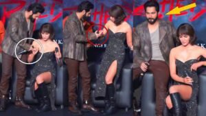 वरुण धवन ने दिखाई बेशर्मी! बार-बार बचती दिखीं Kriti Sanon, भड़के लोग बोले- तमीज नहीं है, टच करने के बहाने ढूंढ रहा