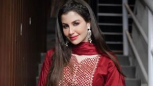 जान लोगी क्या जॉर्जिया? ब्राले’स होकर पहने ऐसे लूज कपड़े, झुकीं तो सरक गई ड्रेस