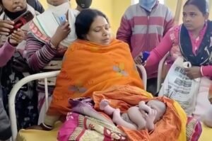 एक असहाय 8 अंगों वाले नवजात शिशु के जन्म को देखने के लिए एक अभूतपूर्व सभा। क्यू।