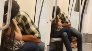 Viral Video: ದೆಹಲಿ ಮೆಟ್ರೋದಲ್ಲಿ ನಡೀ ಬಾರದ್ದೇ ನಡೆದು ಹೋಯ್ತು.. ಏನೆನೆಲ್ಲಾ ಮಾಡಿದ್ರು ನೀವೇ ನೋಡಿ!