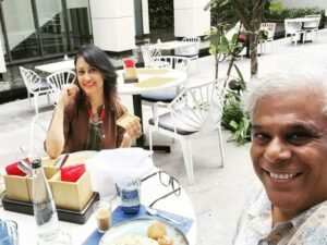 वाइफ रुपाली बरुआ संग बाली में रोमांस कर रहे Ashish Vidyarthi, वेकेशन एंजॉय करते शेयर की तस्वीर