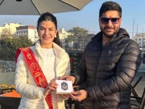 Jacqueline Fernandez Visits Mata Vaishno: मनी लॉन्ड्रिंग केस के बीच माता वैष्णो के दरबार में पहुंचीं जैकलीन फर्नांडिस, माथे पर टीका और चुन्नी पहने दिखीं एक्ट्रेस