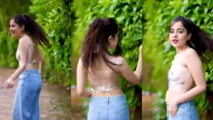 Video: बिना कुछ पहने ही उर्फी जावेद ने लपेट ली ट्रांसपेरेंट प्लास्टिक, जैसी ही पलटीं तो फटी रह गईं सबकी आंखे!