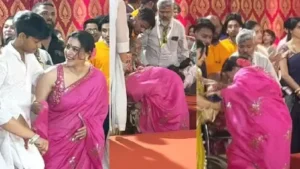 दुर्गा पूजा में फोन में बिजी Kajol गिरी धड़ाम, लगी चोट, यूजर्स बोले- जरा संभल के मैडम…