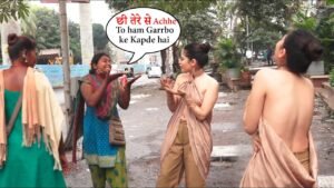 गरीब महिलाओ ने बनाया Urfi Javed का खुलेआम मज़ाक, बेशर्मी से सड़क के बीच में पोज देते हुए वीडियो हुआ वायरल