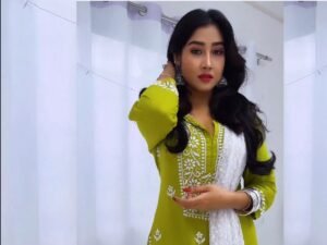 Sofiya Ansari: हसीना ने कम कपड़ो में फिर कैमरे के सामने दिखाई कातिलाना अदाएं, देखने वालों के छूटे पसीने
