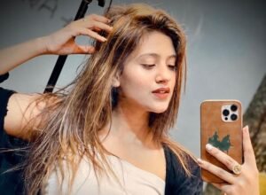 Anjali Arora Video: अंजलि अरोड़ा ने सबके सामने अपने उतार दिए कपड़े, शरीर पर नहीं बचा कोई कपड़ा