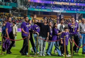 हाथ जोड़े, सिर झुकाया…IPL में KKR की जीत ने Shah Rukh Khan को रुलाया, देखें ग्राउंड की ये शानदार तस्वीरें
