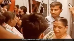 बाहर जाकर करो ये सब… दिल्ली मेट्रो में रोमांस करते कपल पर भड़की महिला, वायरल Video पर छिड़ी बहस